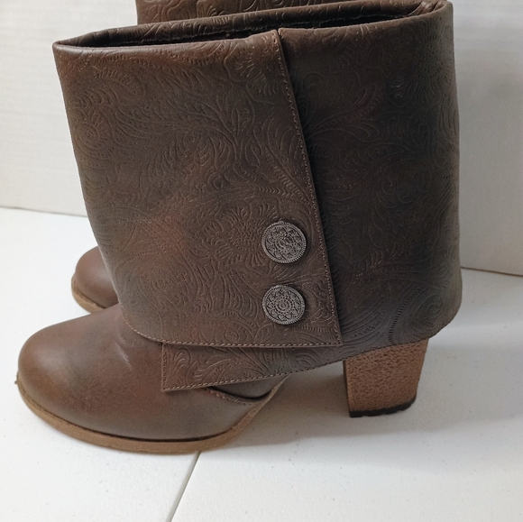 Mukluks Chris Embossed Floral Fold Over Overlap Heeled Boots. Button Accents - Picture 4 of 8